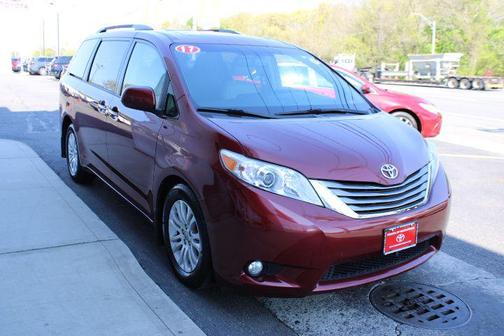 Salsa Red Pearl 2017 Toyota Sienna XLE