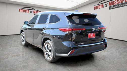 Midnight Black Metallic 2023 Toyota Highlander XLE