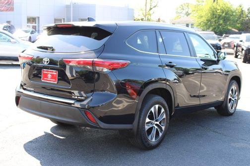 Midnight Black Metallic 2023 Toyota Highlander XLE