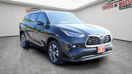 Midnight Black Metallic 2023 Toyota Highlander XLE