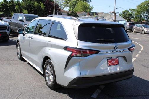 2022 Toyota Sienna XLE 7 Passenger