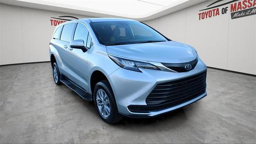 2025 Toyota Sienna LE