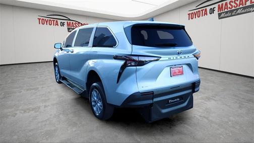 2025 Toyota Sienna LE