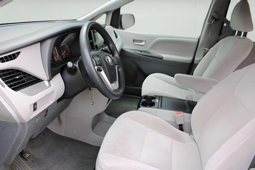 2016 Toyota Sienna LE