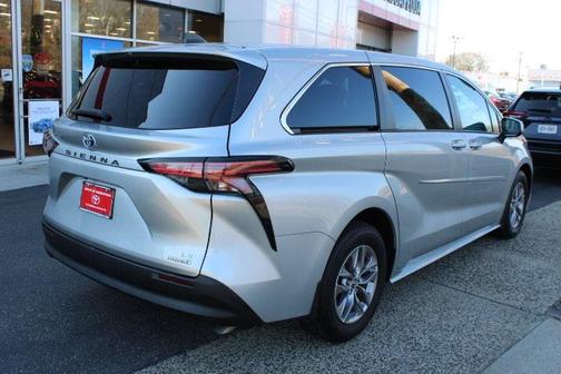 2021 Toyota Sienna LE