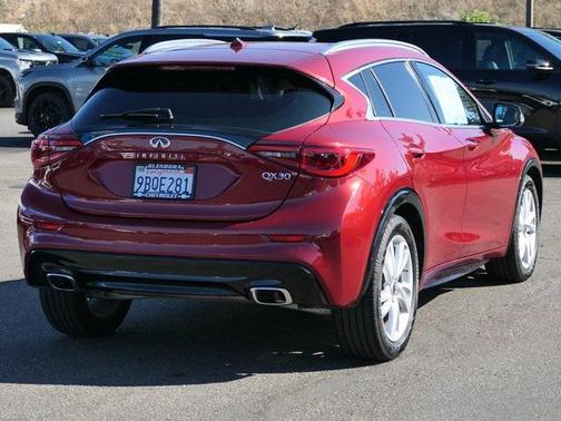 2017 INFINITI QX30 Premium