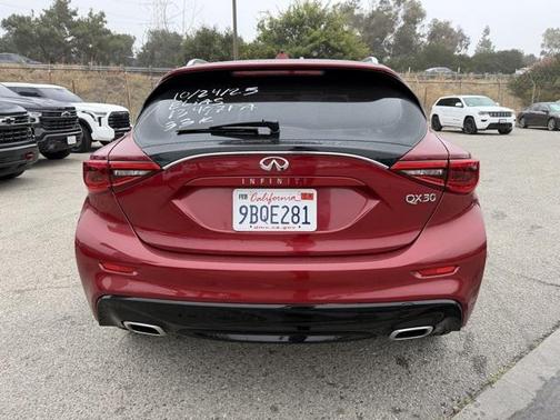 2017 INFINITI QX30 Premium