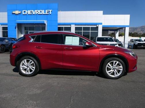 2017 INFINITI QX30 Premium