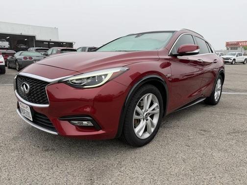 2017 INFINITI QX30 Premium