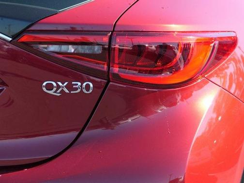 2017 INFINITI QX30 Premium