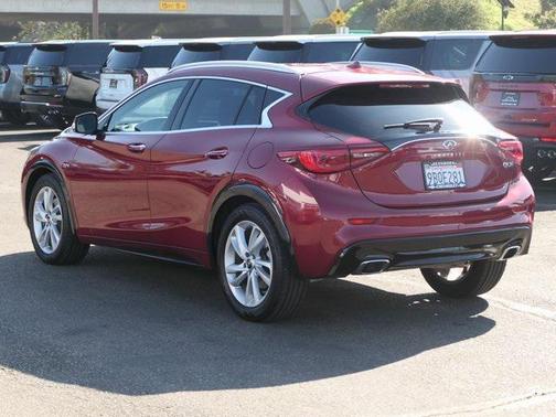 2017 INFINITI QX30 Premium
