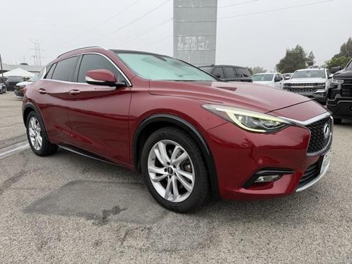 2017 INFINITI QX30 Premium