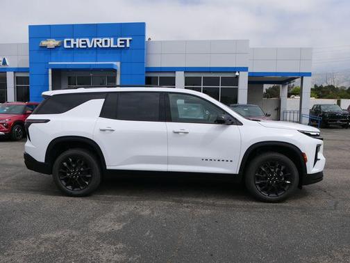 Summit White 2026 Chevrolet Traverse LT