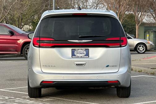 2024 Chrysler Pacifica Hybrid Select