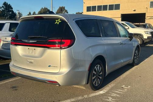 2024 Chrysler Pacifica Hybrid Select