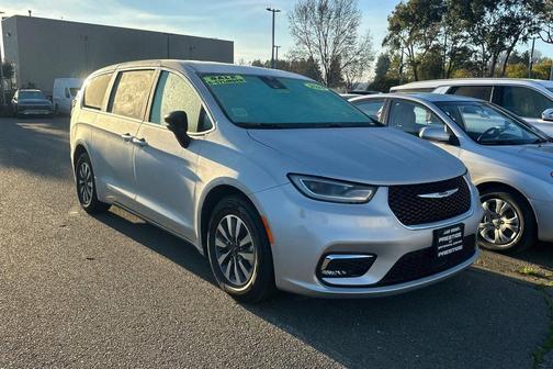 2024 Chrysler Pacifica Hybrid Select