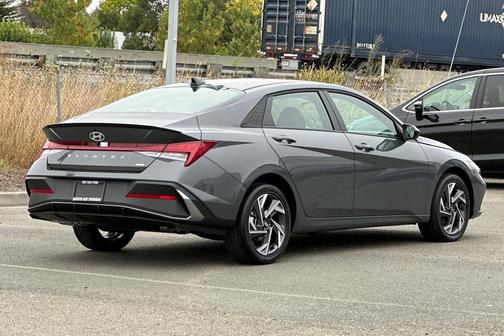 2025 Hyundai ELANTRA HEV SEL Sport