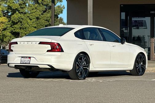 2021 Volvo S90 Recharge Plug-In Hybrid T8 R-Design