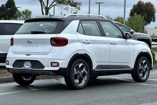 Lunar White w/Black Roof 2026 Hyundai VENUE SEL w/Two-Tone Roof