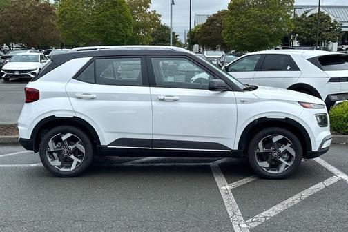 Lunar White w/Black Roof 2026 Hyundai VENUE SEL w/Two-Tone Roof