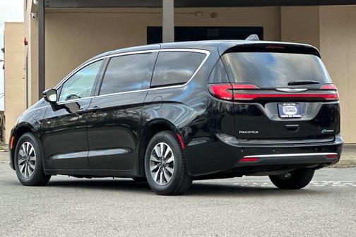 2024 Chrysler Pacifica Hybrid Select