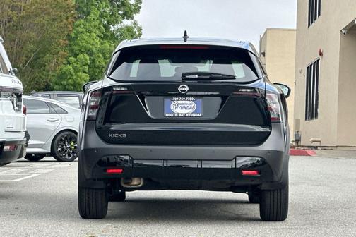 Super Black 2025 Nissan Kicks SV