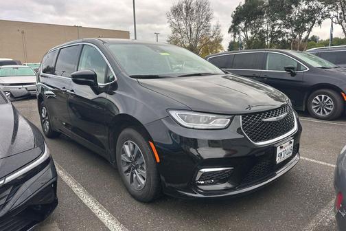 2024 Chrysler Pacifica Hybrid Select