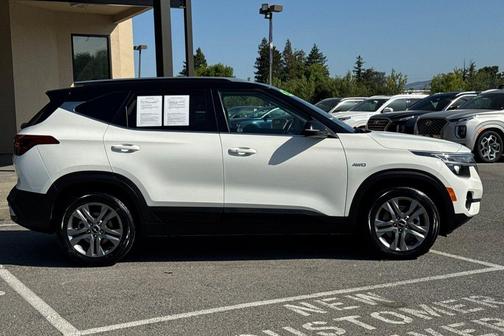 Clear White/Black Roof 2022 Kia Seltos S