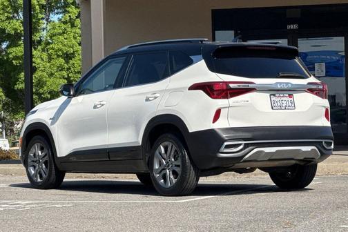 Clear White/Black Roof 2022 Kia Seltos S