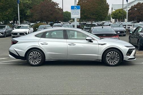 2025 Hyundai SONATA Hybrid SE