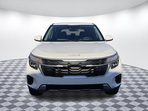 Snow White Pearl 2024 Kia Seltos LX