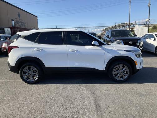 Snow White Pearl 2024 Kia Seltos LX