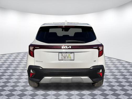 Snow White Pearl 2024 Kia Seltos LX