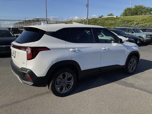 Snow White Pearl 2024 Kia Seltos LX