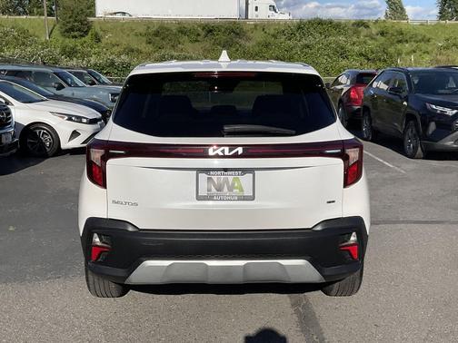 Snow White Pearl 2024 Kia Seltos LX