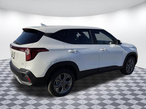 Snow White Pearl 2024 Kia Seltos LX
