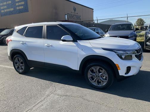 Snow White Pearl 2024 Kia Seltos LX
