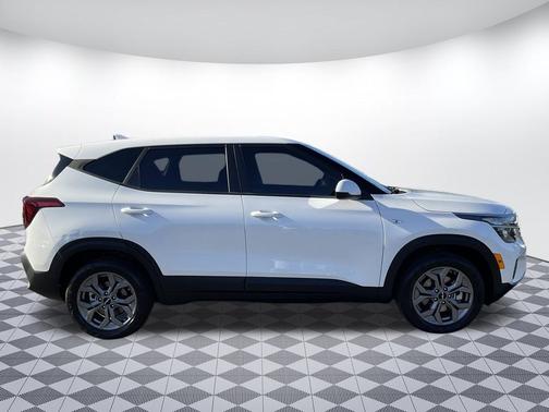 Snow White Pearl 2024 Kia Seltos LX