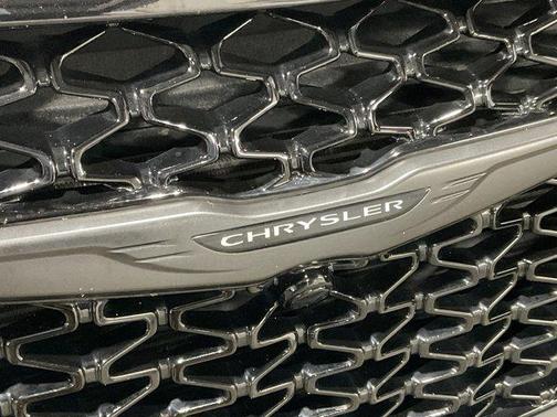 Diamond Black Crystal Pearlcoat 2025 Chrysler Pacifica Limited