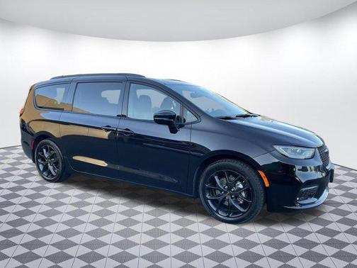 Diamond Black Crystal Pearlcoat 2025 Chrysler Pacifica Limited