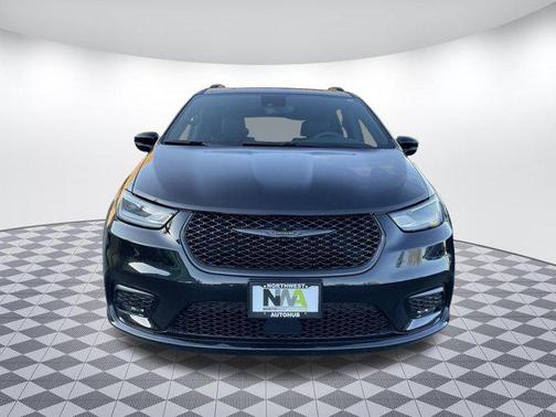 Diamond Black Crystal Pearlcoat 2025 Chrysler Pacifica Limited