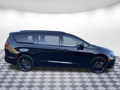 Diamond Black Crystal Pearlcoat 2025 Chrysler Pacifica Limited