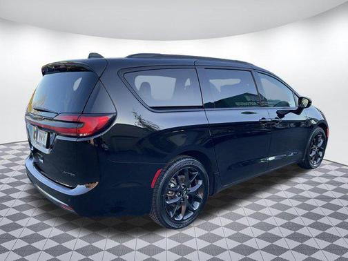 Diamond Black Crystal Pearlcoat 2025 Chrysler Pacifica Limited