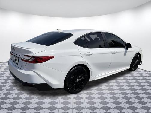 WHTIE 2025 Toyota Camry SE