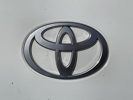 WHTIE 2025 Toyota Camry SE