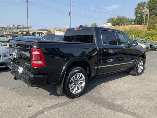 Diamond Black Crystal Pearlcoat 2023 RAM 1500 Limited