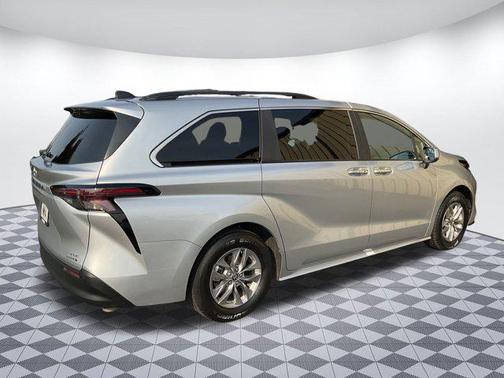2024 Toyota Sienna XLE 8 Passenger