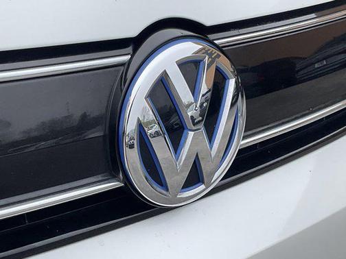 Oryx White Pearl 2015 Volkswagen Jetta Hybrid SEL Premium