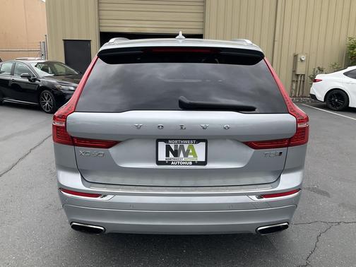 Bright Silver Metallic 2018 Volvo XC60 T5 Inscription