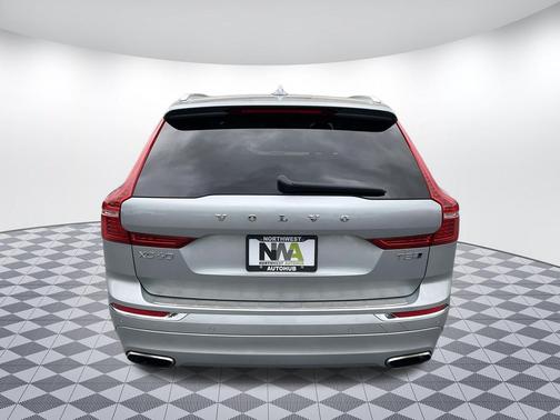 Bright Silver Metallic 2018 Volvo XC60 T5 Inscription